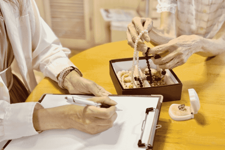 親の遺品整理をどう進める？始める時期やかかる費用、効率的な作業の進め方を解説