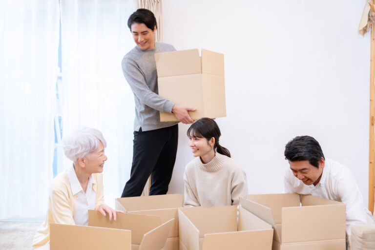 遺品整理は誰がやる？費用を負担する人と相続人以外がおこなう際の注意点を解説
